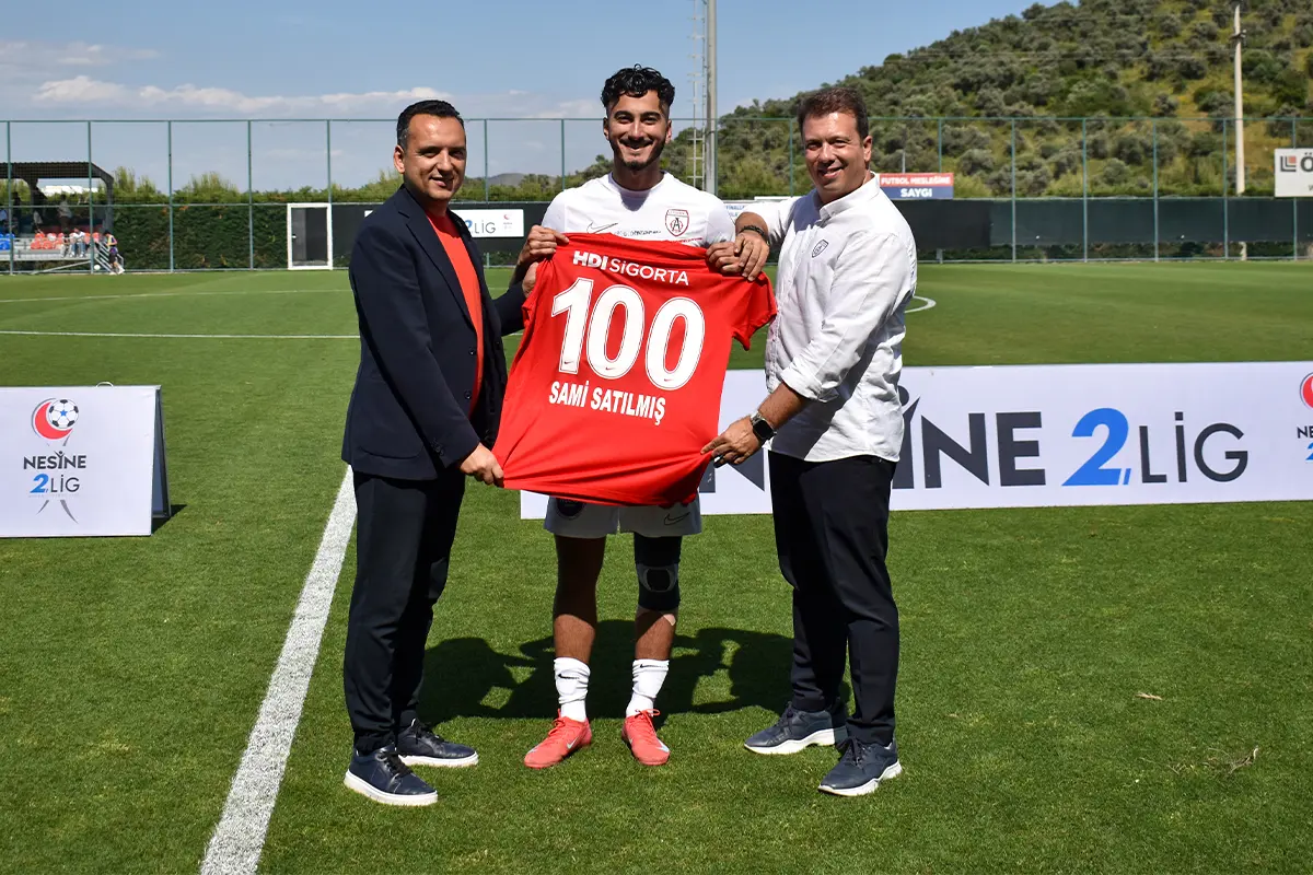 SAMİ SATILMIŞ’A PLAKET VE FORMA HEDİYE ETTİK